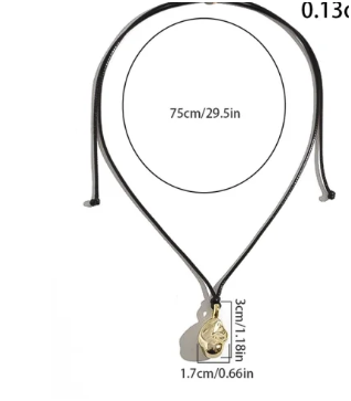 Collar minimalista chapado en oro de 18K sobre colgante lágrima colocado sobre piezas de mármol, fondo beige.
