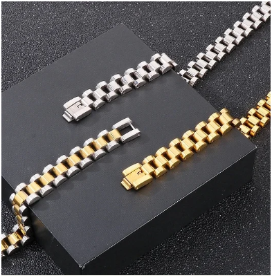 Tres collares de hombre en acero de titanio chapados en oro, plata y combinación oro-plata, colocados sobre joyero mostrando claramente los cierres de mosquetón. Diseño estilo hip-hop, colección Hellochic@s-MEN.