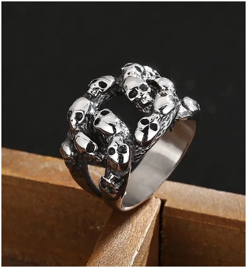 fondo de cuero negro con el anillo puesto en unas maderas haciendo cruz