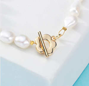Cierre de flor cruzado en oro 14K de pulsera con perla barroca