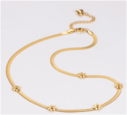  Gargantilla Florencia de titanio chapado en oro de 18K sobre fondo blanco