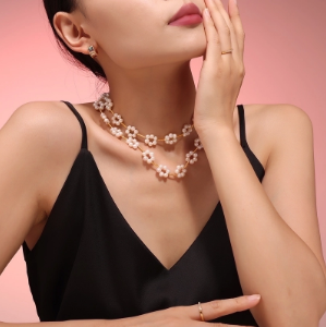 Modelo con doble collar de perlas de agua dulce con margaritas, vista lateral derecha mostrando el detalle y caída del diseño