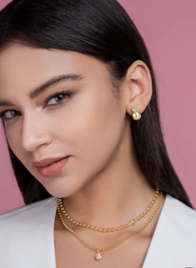 Modelo luciendo pendiente con moissanita en la oreja derecha, estilo elegante