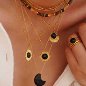 Modelo usando varios collares de la colección miss-@, destacando el collar retro francés con ágata negra y oro 18k