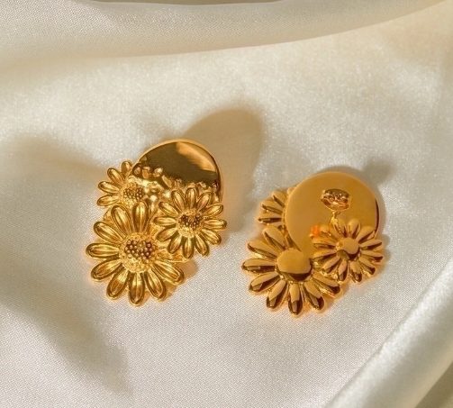 Pendientes flor chapados en oro 18K, diseño audaz y minimalista ideal para destacar en cualquier ocasión