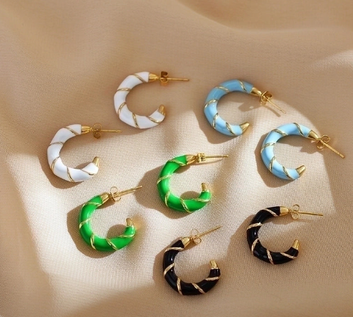 Pendientes geométricos chapados en oro 18k, disponibles en varios colores, perfectos para el verano
