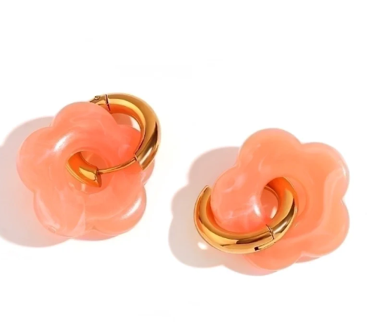 Pendientes dorados con detalle naranja, perfectos para iluminar tus looks con un toque de energía
