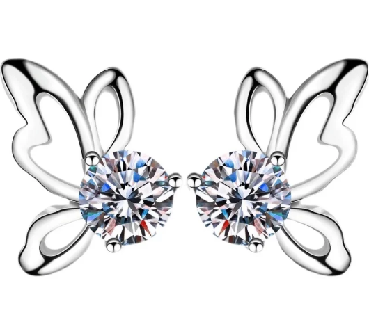  Pendientes mariposa en plata de ley con moissanita brillante vista de cerca mostrando cortes