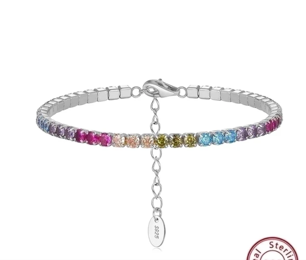 Primer plano del cierre de la pulsera tenis multicolor en plata de ley 925 sobre fondo blanco