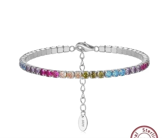 Primer plano del cierre de la pulsera tenis multicolor en plata de ley 925 sobre fondo blanco