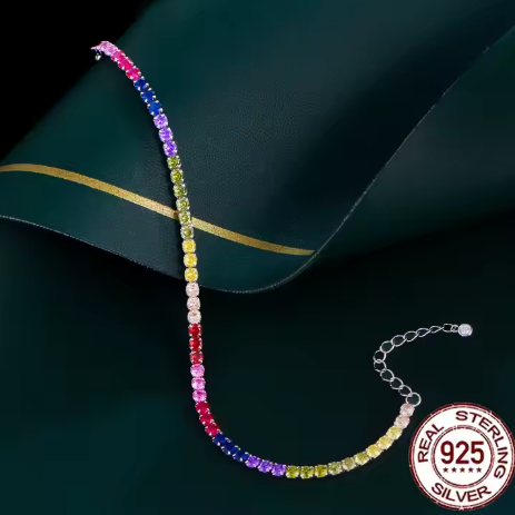 Pulsera tenis multicolor en plata de ley 925 extendida sobre fondo negro