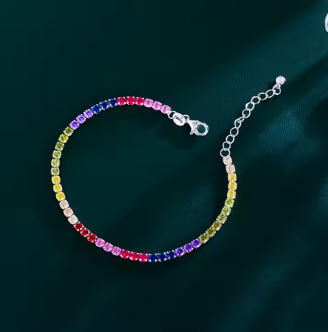 Pulsera tenis multicolor en plata de ley 925 en forma redonda sin cerrar, cierre visible, sobre fondo negro