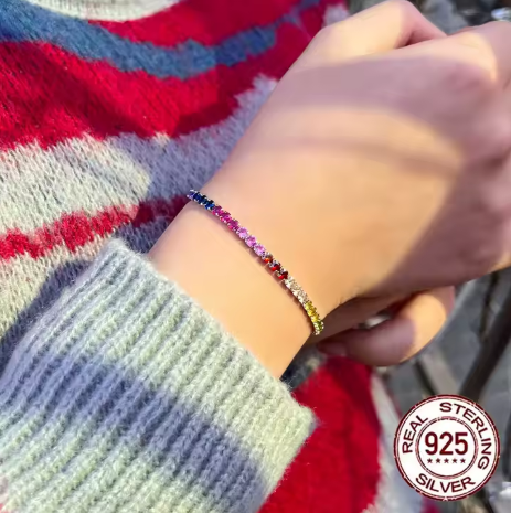 pulsera tenis multicolor plata S925 en muñeca izquierda modelo
