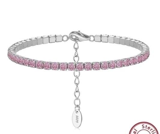Pulsera tenis plata S925 con circonitas blancas sobre fondo blanco