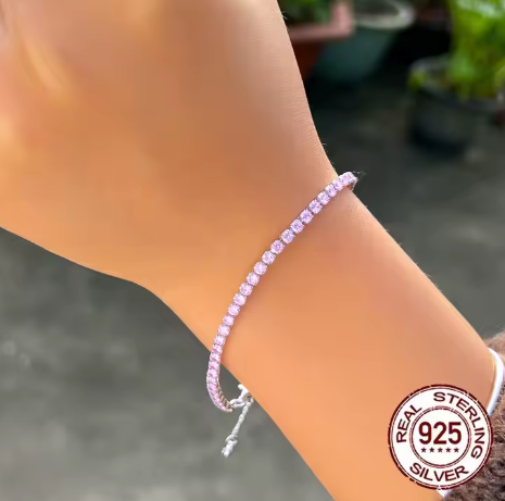 Modelo luciendo pulsera tenis rosa de plata 925 en mano izquierda