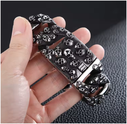 modelo tocándose el cuello y mostrando la pulsera y el anillo de calavera