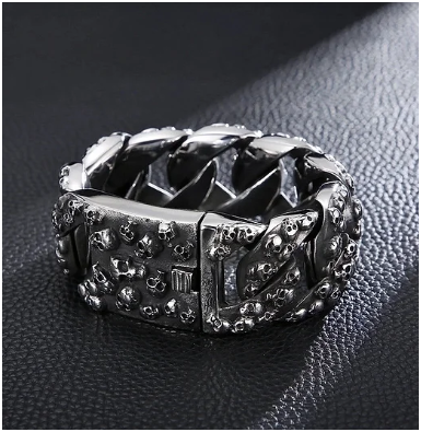pulsera con fondo de cuero negro cerrada de lado