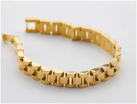 Pulsera de hombre en acero de titanio chapada en oro, mostrada de lado sobre fondo gris para destacar el cierre de mosquetón. Estilo hip-hop, colección Hellochic@s-MEN