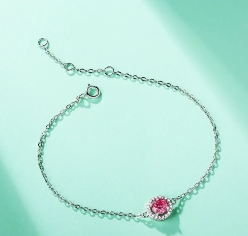 Detalle de moissanita granate en pulsera BrillAmor