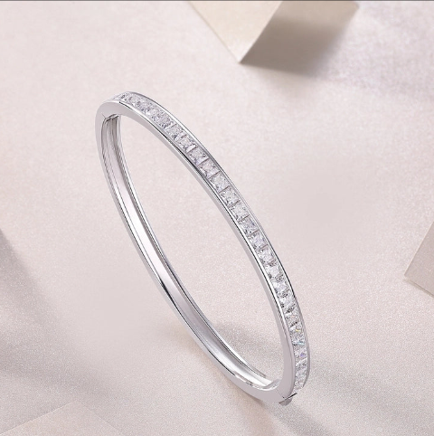 El contraste del fondo rosa realza el brillo tipo diamante de las moissanitas, ideal para destacar su exclusividad