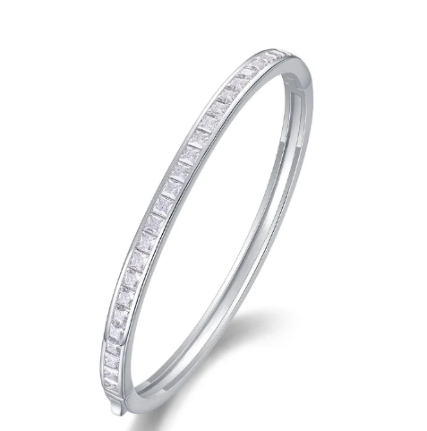 Detalle del brillo y engaste de las moissanitas sobre fondo blanco, mostrando el diseño elegante y acabado de alta joyería