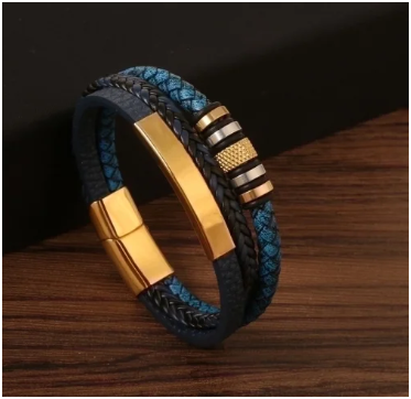 Pulsera triple de cuero azul con combinación de cuero trenzado y liso, placa central dorada grande, diseño unisex.