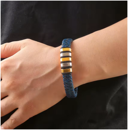 Modelo con camisa negra luciendo pulsera triple de cuero azul con placa dorada, estilo elegante.