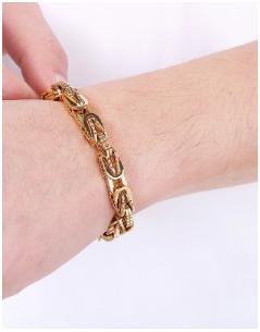 Pulsera de acero inoxidable 305 en color plata con cierre de eslabones, acompañada de cadena a juego, sobre fondo celeste minimalista.