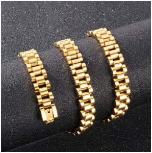 Pulseras de hombre en acero de titanio chapadas en oro y plata, presentadas sobre joyero negro mostrando ambos colores y cierres de mosquetón. Estilo hip-hop. Colección Hellochic@s-MEN.