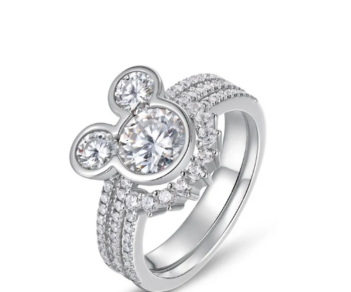 Set de anillos moissanita certificado GRA, anillo inclinado sobre fondo blanco