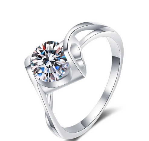 Anillo solitario de moissanita en forma de corazón sobre fondo blanco, montura de oro blanco y plata
