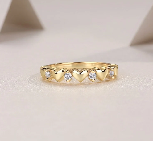 Anillo de moissanita corazón presentado desde arriba con cajas blancas de fondo
