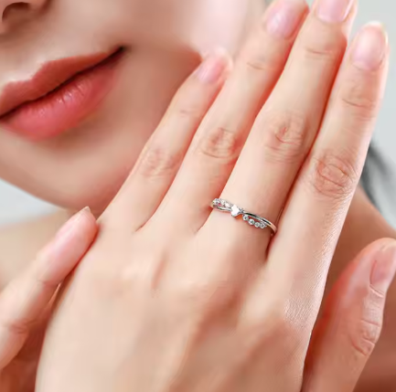 Anillo romántico de plata 925 con zirconita  blanca, ideal como regalo de amor o compromiso