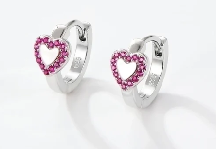 Pendientes corazón aro púrpura con zirconitas y corazón interior de plata – vista frontal
