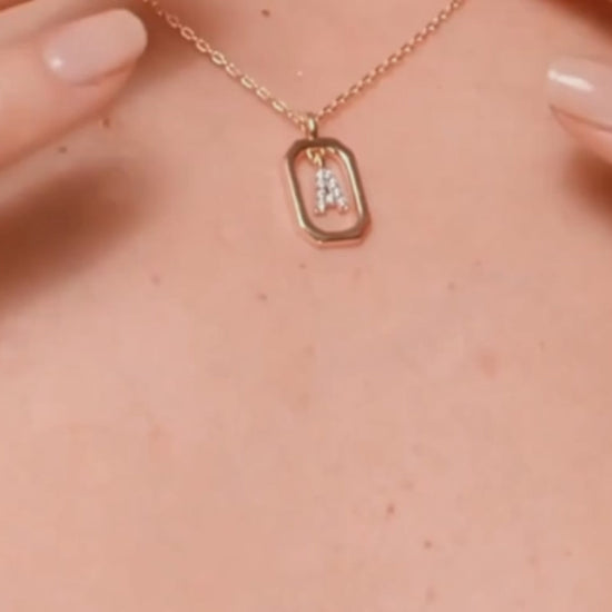 Vídeo mostrando el collar inicial personalizable en movimiento, con detalles de brillo de las circonitas y estilo en diferentes looks
