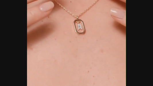 Vídeo mostrando el collar inicial personalizable en movimiento, con detalles de brillo de las circonitas y estilo en diferentes looks
