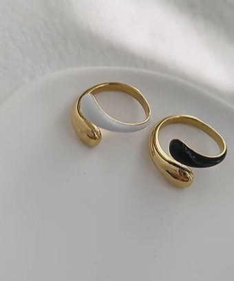video de la Modelo mostrando anillo chapado en oro de 18K desde varios ángulos – palma de la mano y frontal