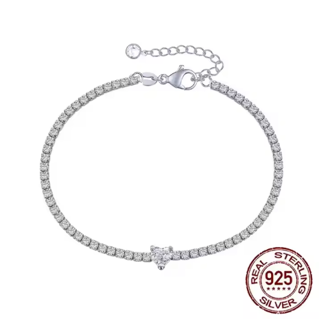 Video de la pulsera tenis con corazón blanco brillando en movimiento sobre la muñeca, mostrando el diseño elegante en plata pulida