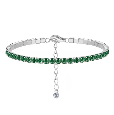 Video mostrando la pulsera tipo tenis chapada en platino con circonitas verdes esmeralda de 3 mm, girando lentamente y brillando con luz natural sobre la muñeca de una modelo.