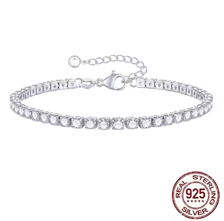 Video mostrando la pulsera tenis de plata de ley con circonitas blancas brillando al movimiento sobre una muñeca, resaltando el acabado pulido y diseño clásico.