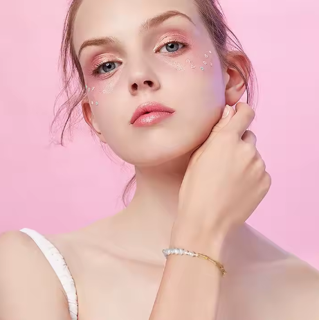 Video de pulsera de perlas barrocas naturales con cadena clip en plata de ley 925 chapada en oro de 18K, mostrando su brillo, movimiento y ajuste en la muñeca