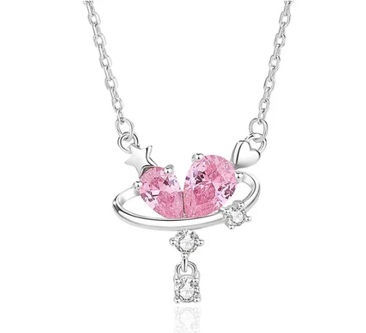 Video del collar con circonitas rosas y charms de estrella y corazón en plata de ley con chapado en oro 18K, mostrando su brillo y detalles desde distintos ángulos
