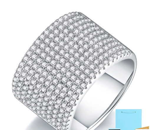 Video del anillo de plata con moissanita en forma de corazón de 0,5 ct, mostrando su brillo y detalles desde diferentes ángulos