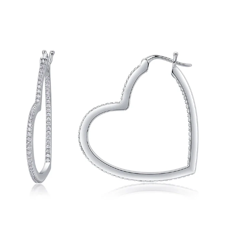 Vídeo de pendientes en forma de rosa en plata 925 con baño de oro rosa y moissanita central brillante, mostrando detalles florales y brillo elegante