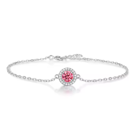 Video de pulsera de plata con moissanita granate y halo brillante en movimiento bajo la luz
