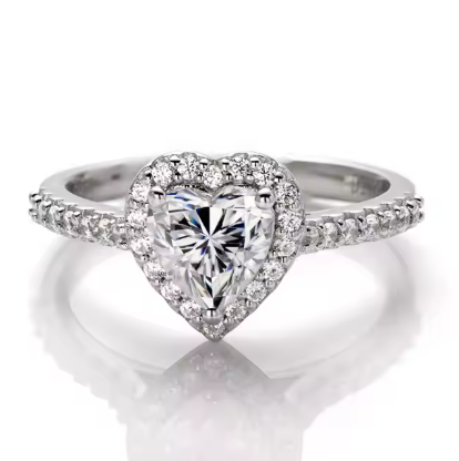 Video de anillo de plata 925 con forma de corazón y diamantes de imitación brillando bajo luz natural
