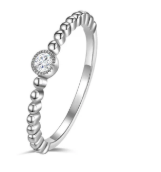 Vídeo mostrando el anillo con moissanita incolora de 0.3 ct girando sobre fondo neutro, con enfoque en el brillo de la piedra, el acabado pulido del baño de rodio y los detalles de su diseño clásico en plata 925