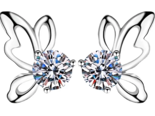 Video de pendientes de plata 925 en forma de mariposa con moissanitas VVS certificadas GRA, mostrando su brillo, ligereza y elegancia en cada ángulo