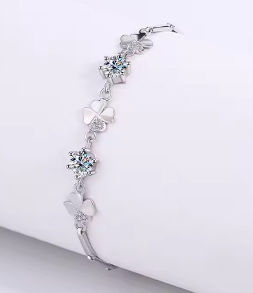 Video de pulsera de plata 925 chapada en oro blanco con diseño tubular, tréboles de cuatro hojas y moissanitas GRA de 0,50 ct, mostrando su brillo y elegancia.
