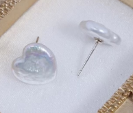 Video de pendientes de perla natural en forma de corazón, mostrando su brillo, tamaño y detalles de plata de ley, ideales como regalo romántico o de amor propio.